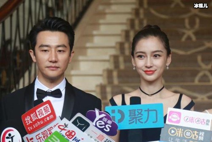 杨颖与黄轩接受采访照