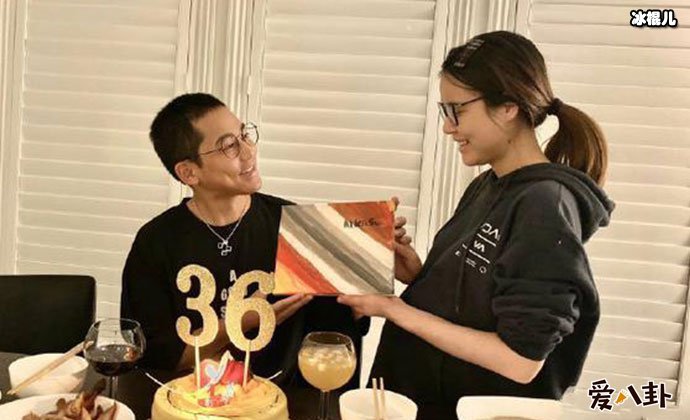 廖语辰挺孕肚为苏醒庆生