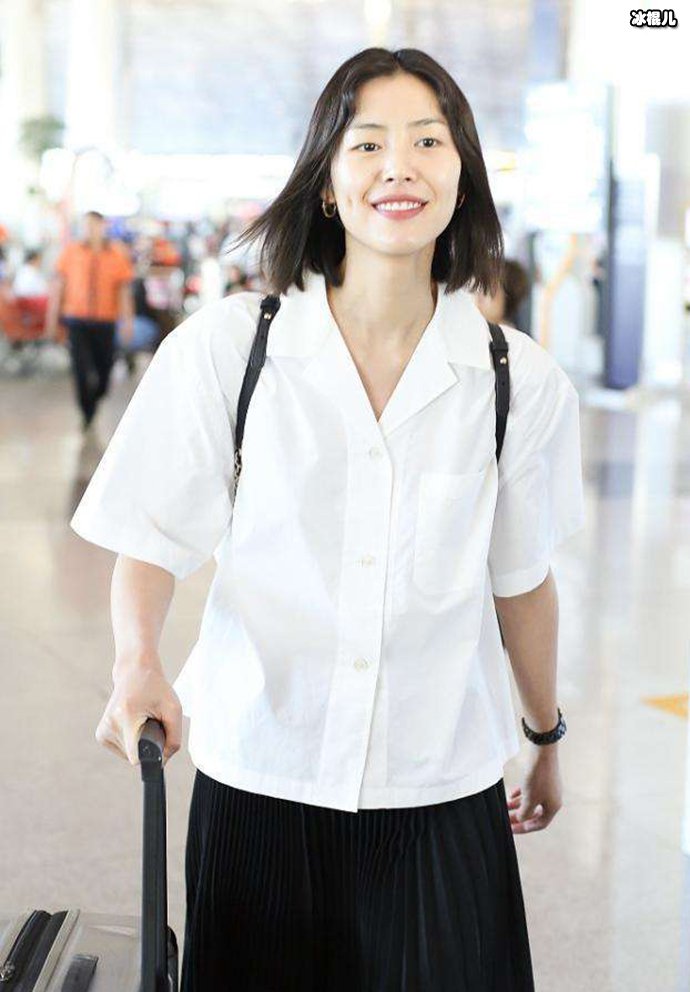 刘雯解约后首现身