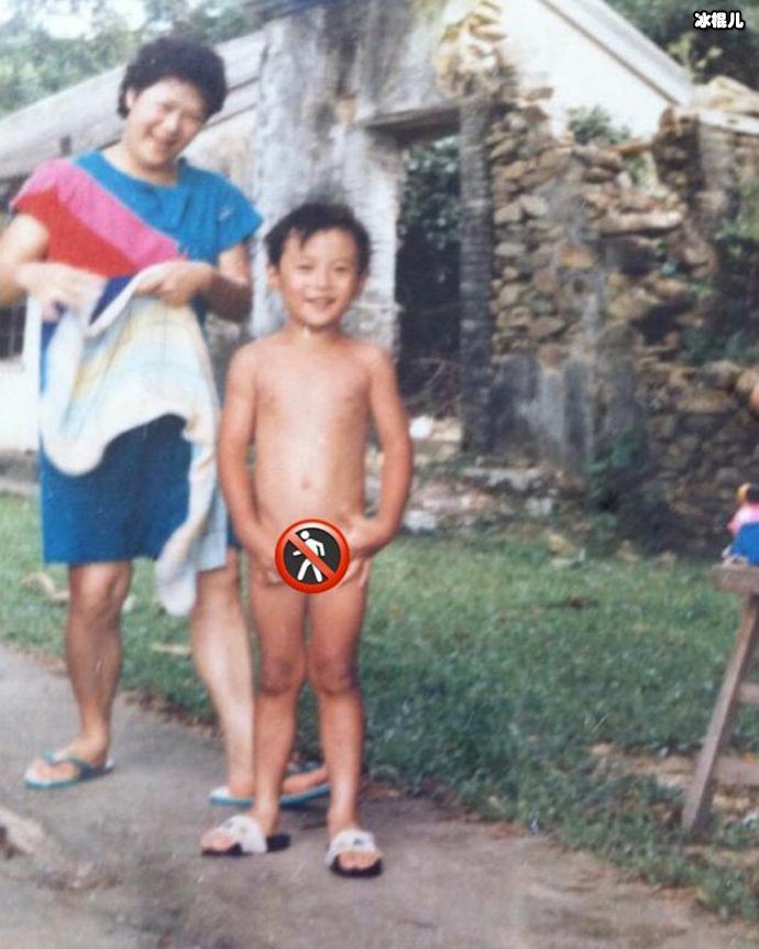 余文乐晒出童年全裸照