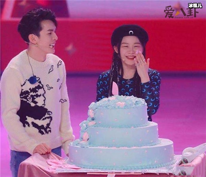 李佳琦帮金靖庆祝生日