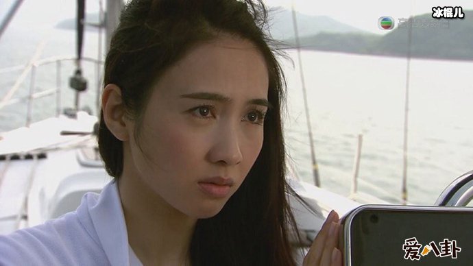 黎姿晒与女儿同饮果汁