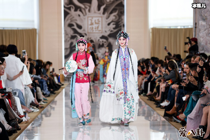 中国传统服饰在巴黎秀场