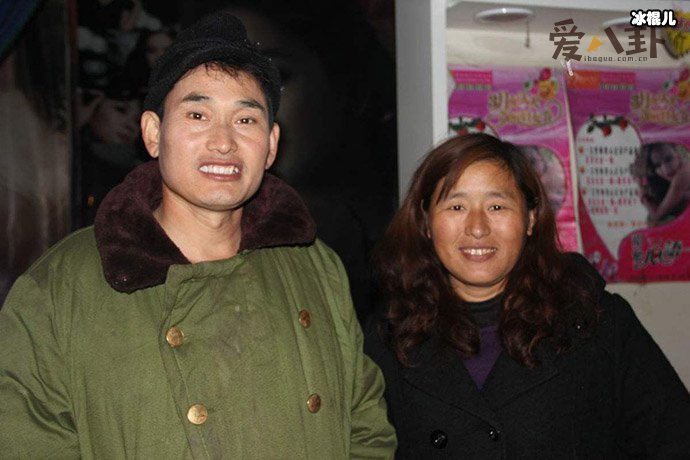 大衣哥与妻子合影
