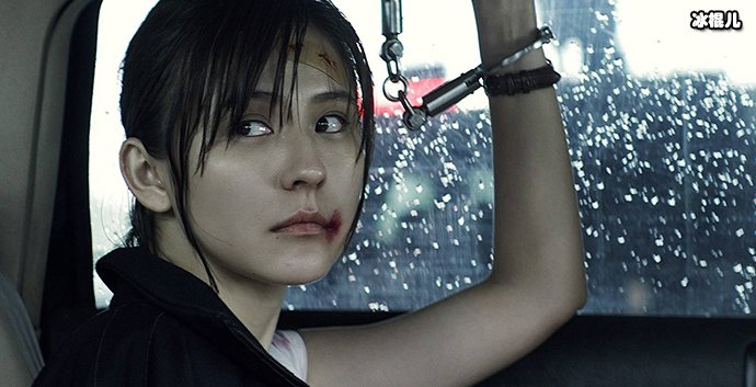 热依扎回应机场照上热搜