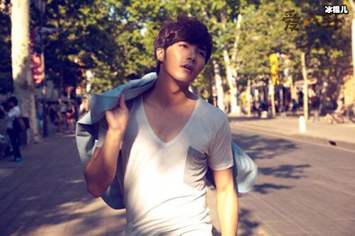 与贺军翔亲热的辣妹是谁