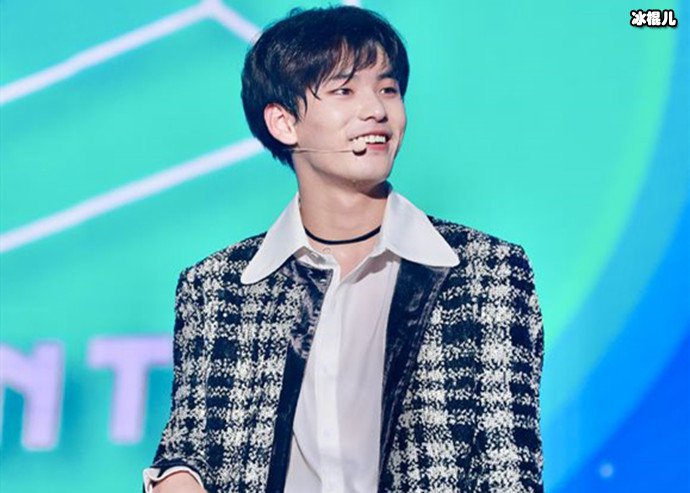 UNINE姚明明舞台照