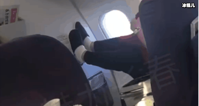 网曝涂磊搭乘飞机脚蹬机舱