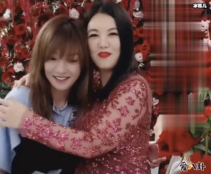 赵薇现身李湘直播间买自产红酒