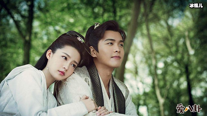 李沁挽张若昀胳膊