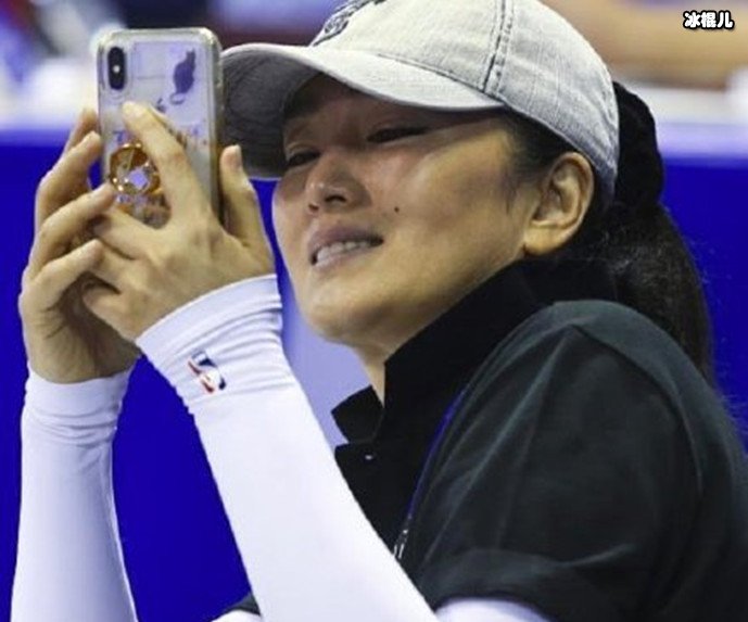 巩俐在拍摄中国女排赛场风采