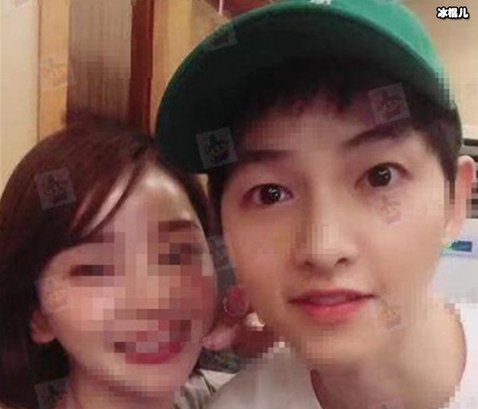 宋仲基离婚后首露面近照