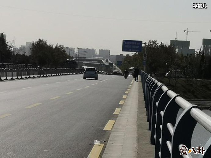 人行道仅两脚宽是怎么回事