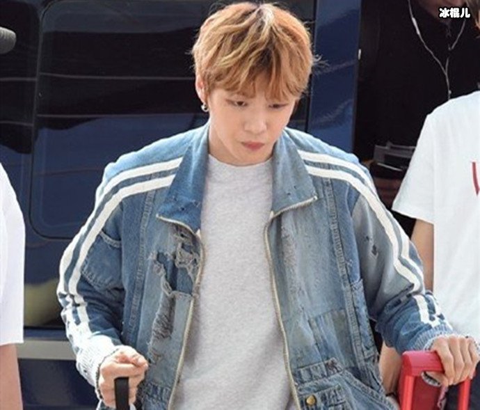 被媒体拍到出行的姜丹尼尔