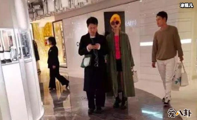 范冰冰与陌生男购物