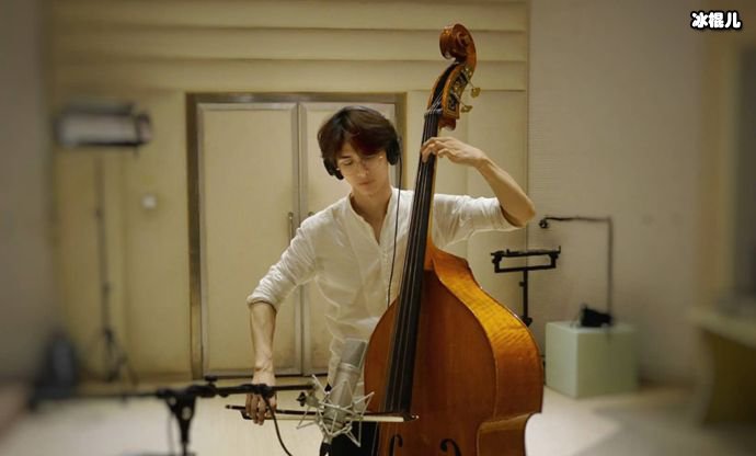 韦骁龙拉大提琴