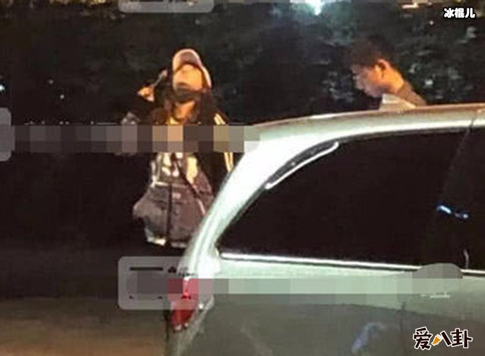 赵薇路上吃烤肠