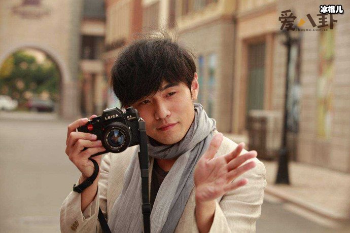 周杰伦在父亲节晒出和儿子合照