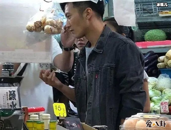 谢霆锋现身市场买菜