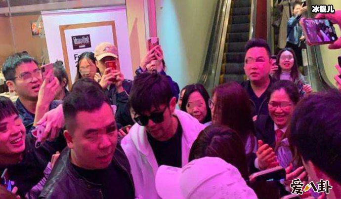 周杰伦昆凌被围堵竟有害羞模样