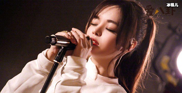 黄霄云唱歌照片