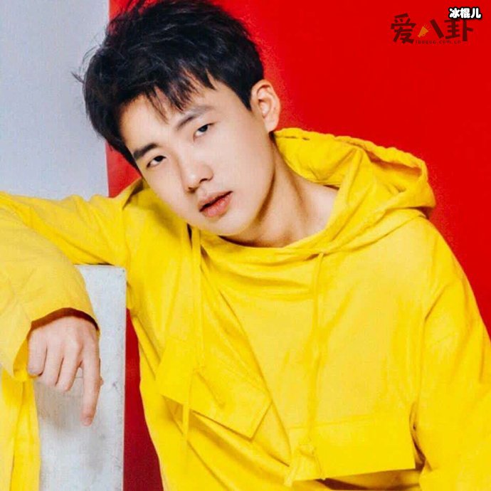 郭麒麟带德云社演员拍戏