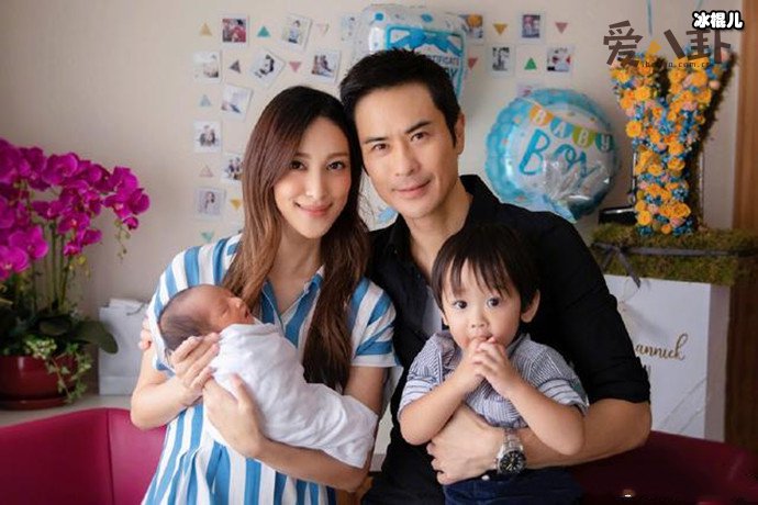 郑嘉颖一家四口合照