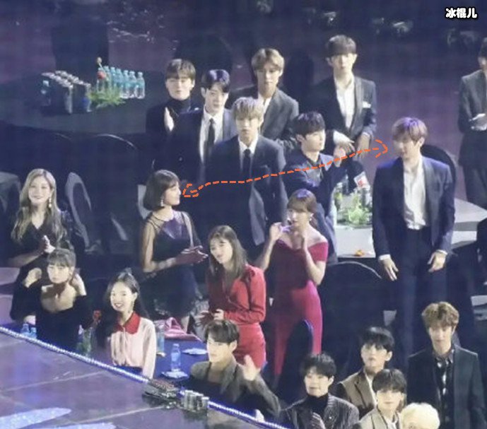 在舞台暧昧互视的双方