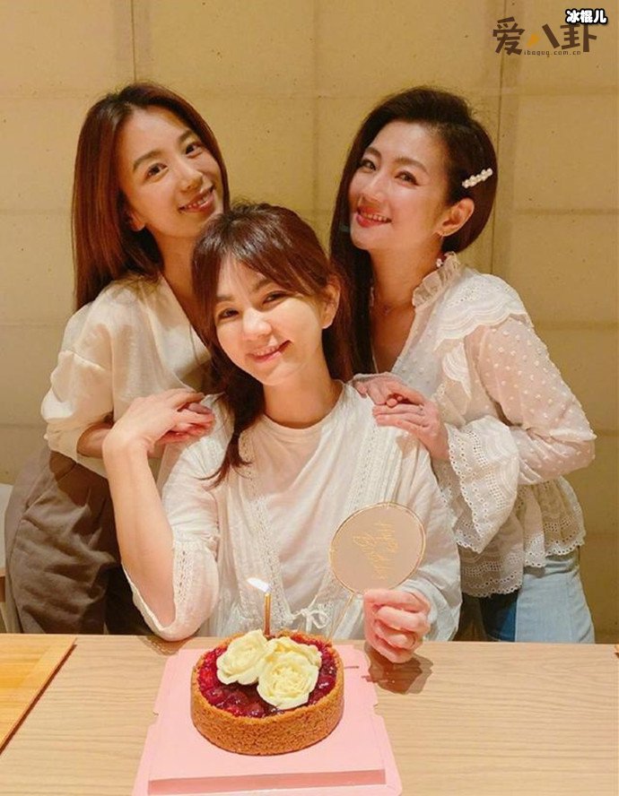 ella和SHE成员一起过生日
