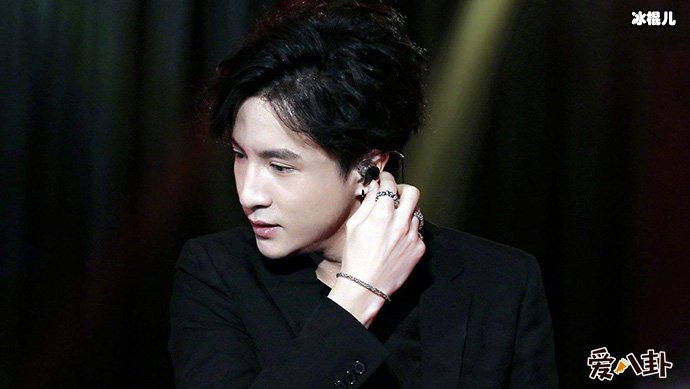 薛之谦掉下舞台是故意的吗