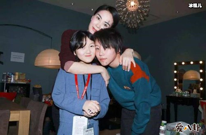 李嫣与妈妈王菲姐姐窦靖童亲密合照