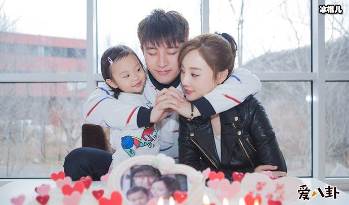 李小璐贾乃亮甜馨一家亲密写真