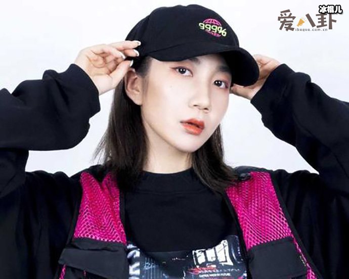 乃万自带表情包回应粉丝土味横幅