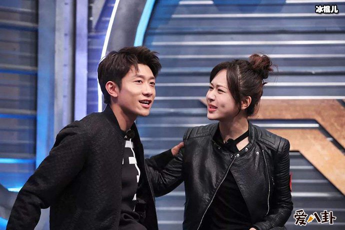 张一山为杨紫送上的亲吻自拍亮点竟然是厕所