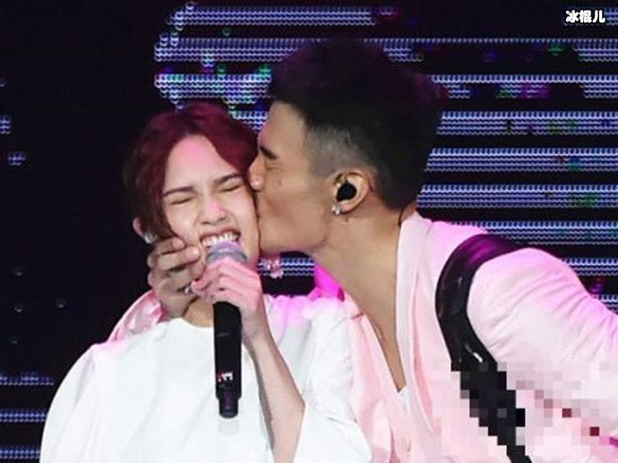 演唱会上亲密互动的杨丞琳李荣浩