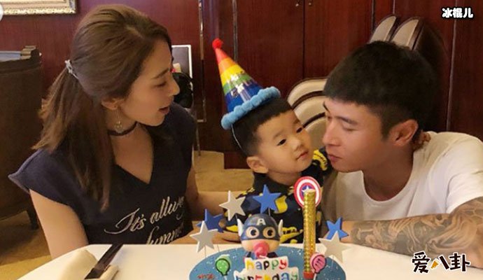 主持人刘烨一家三口