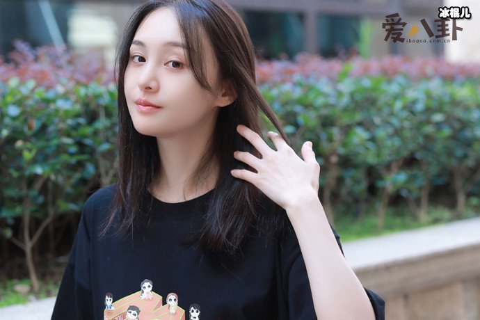 郑爽路边自拍被网友拍下