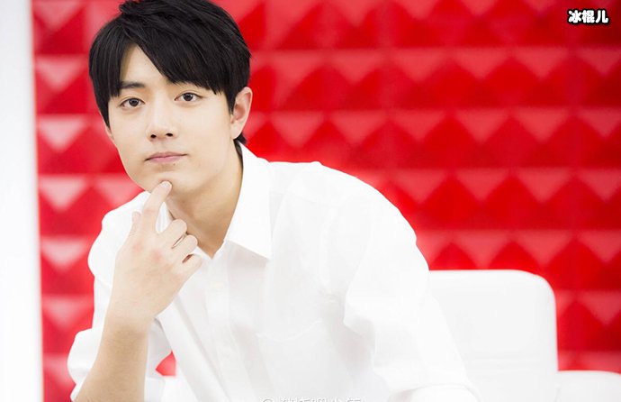 肖战遭粉丝强行卡门