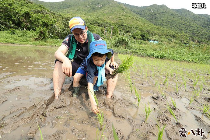 霍启刚教育孩子勤俭引称赞