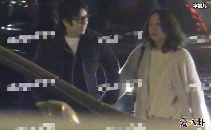 网曝周迅与男子牵手约会