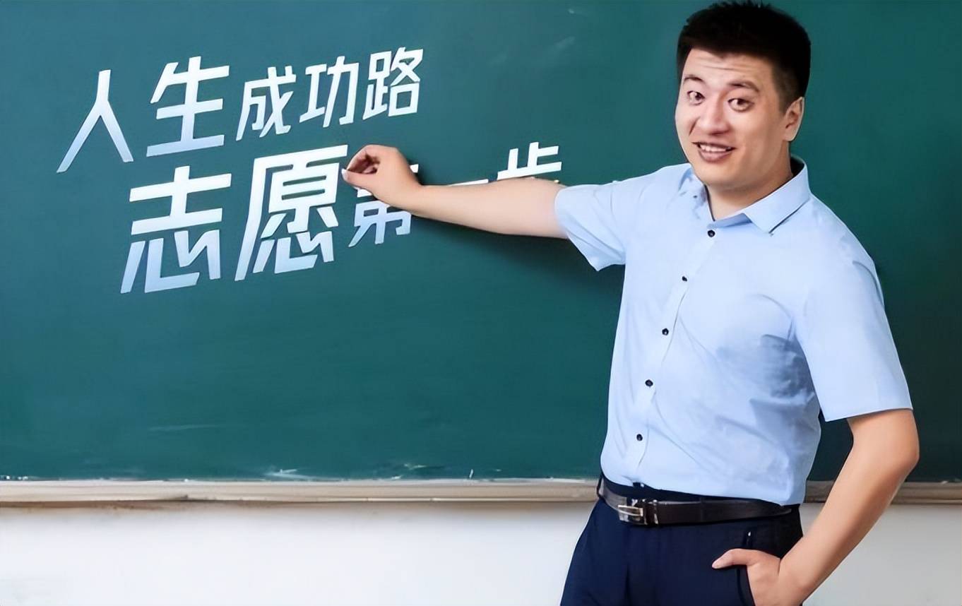 解析张雪峰被讨厌的多重因素：志愿填报服务成焦点？