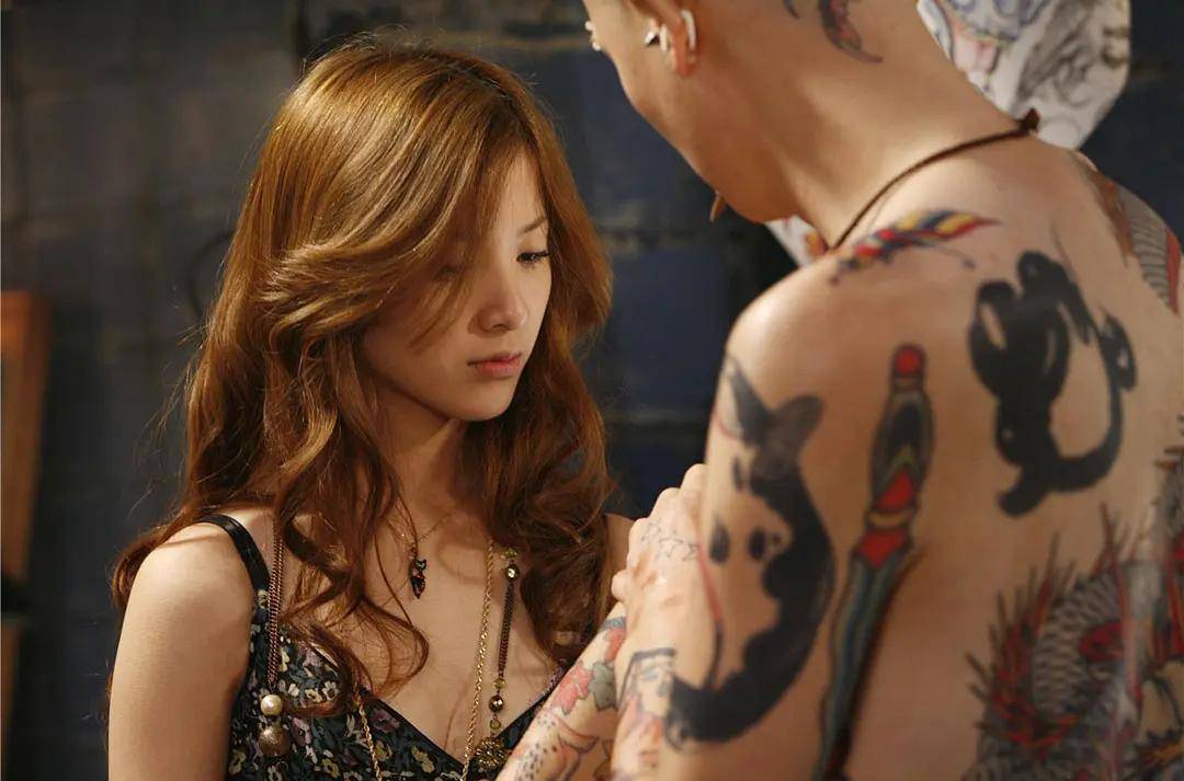 蛇舌电影中的疼痛美学分析_边缘青春自我救赎解析