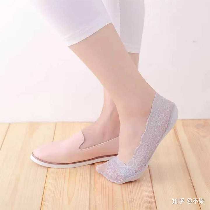 为什么很多男生会喜欢女生的袜子？从心理角度拆解原因