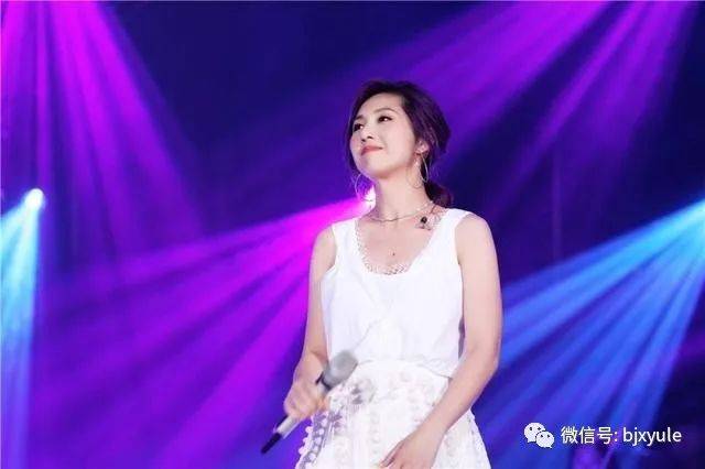 杨千嬅《寒舍》唱出了怎样的分手后心境？冬日意象如何隐喻情感，创作背景揭秘情感疗伤？