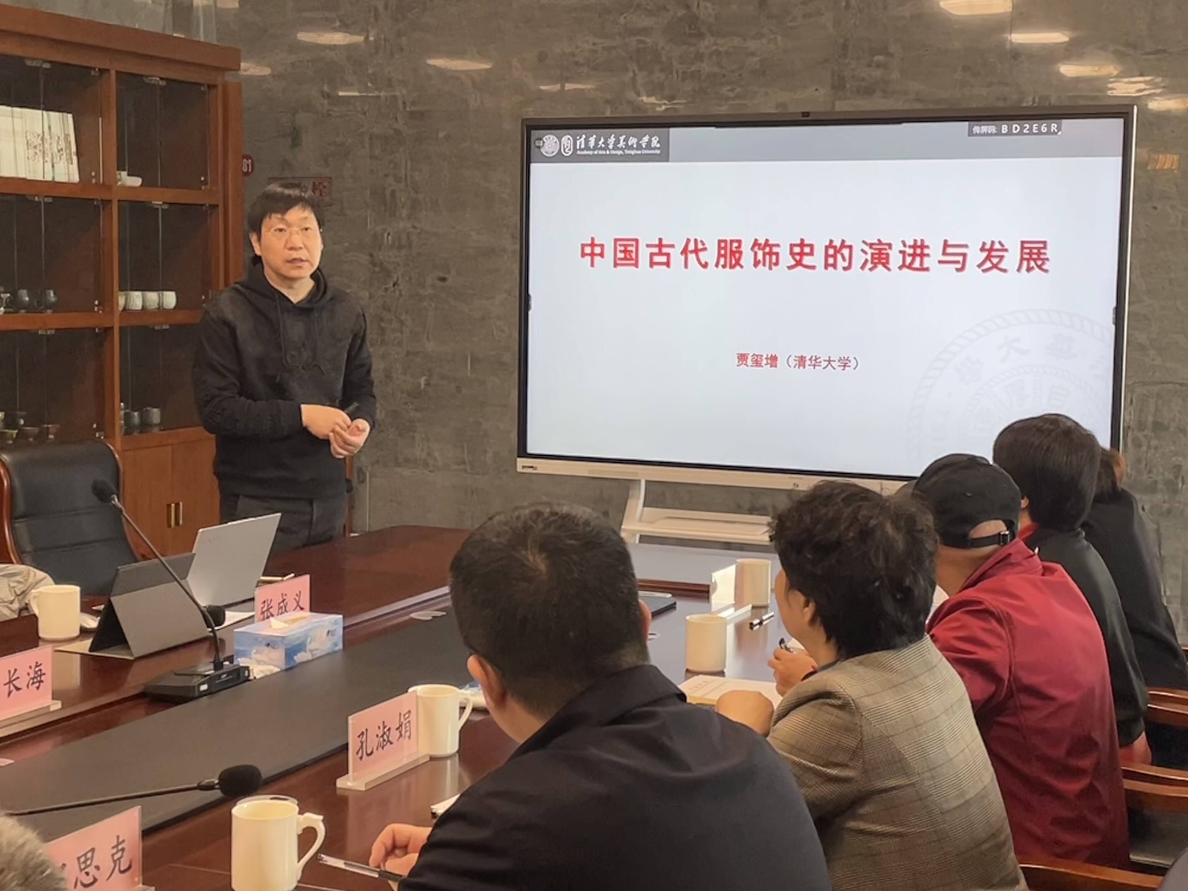 易中天的争议不断，他究竟是学术明星还是文化传播者？