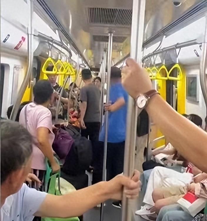 《末班地铁的诡异乘客：深夜乘车，身边的“人”似乎不太对劲……》