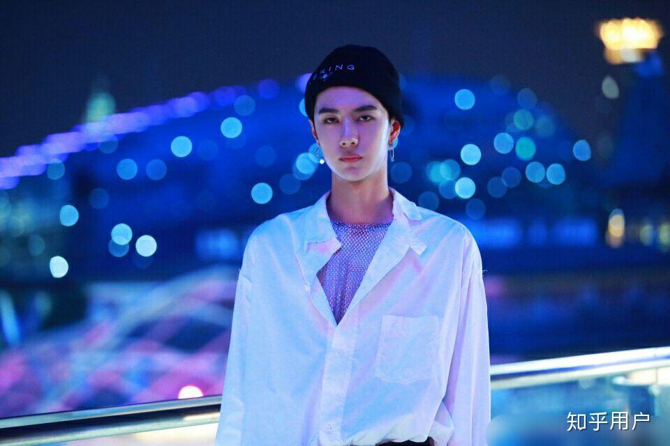 《王一博的长相属于什么风格？剖析清冷贵气与街头酷感的融合》