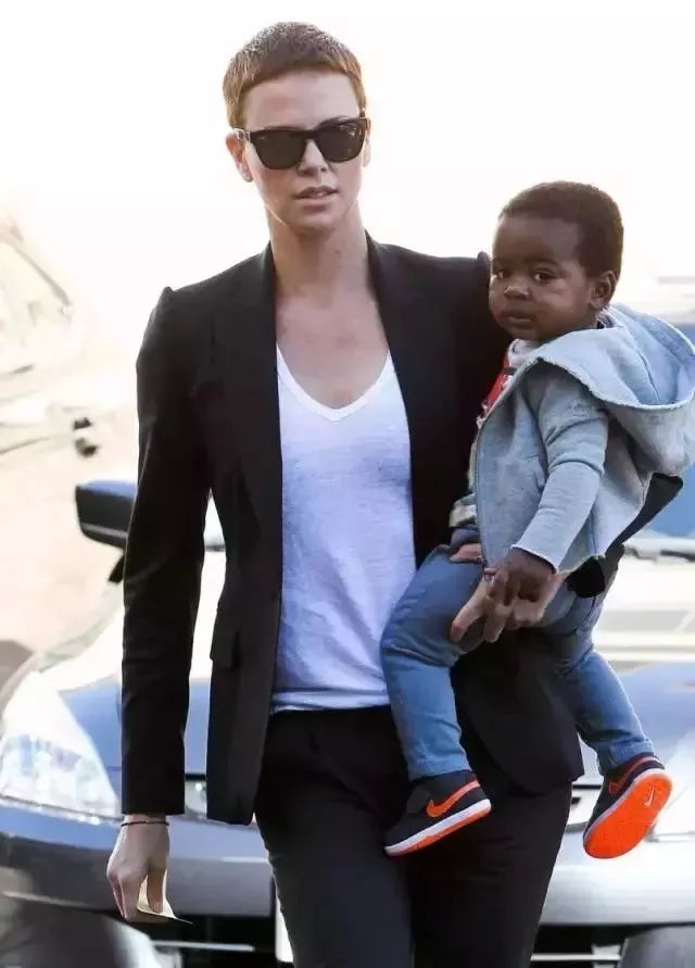 艾西瓦娅·雷和女儿_艾西瓦娅·雷和女儿_艾瓦西亚雷女儿