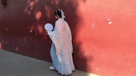 两米高女生穿明制汉服逛故宫，网友：这是大明气势天花板