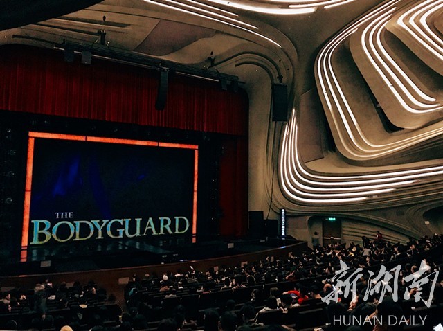 电影保镖中除了惠特尼休斯顿另一个女明星唱的歌曲名字_休斯顿保镖电影原声_美国电影保镖歌曲